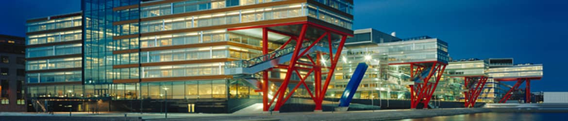 Presklenná budova v meste